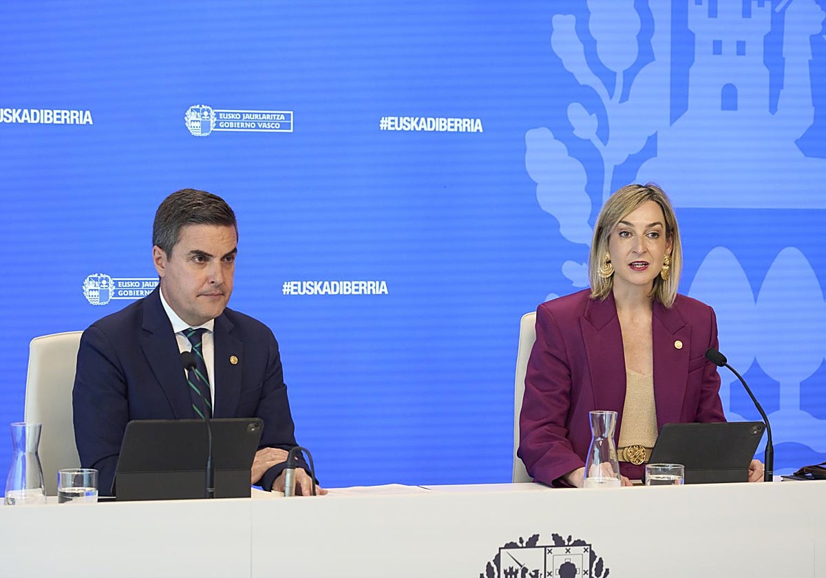 El consejero de Industria, Mikel Jauregui, junto a la portavoz del Gobierno vasco, María Ubarretxena