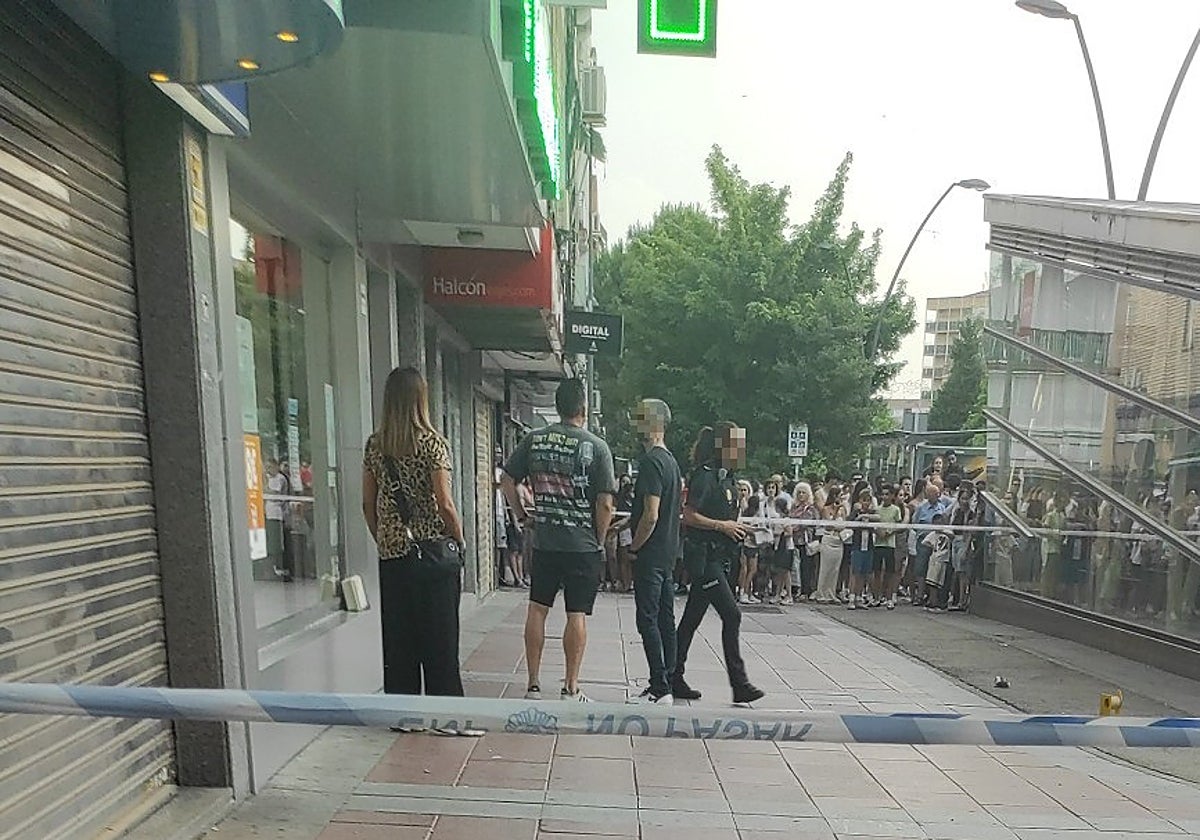 El lugar, acordonado por la Policía, donde se ha refugiado la víctima antes de fallecer
