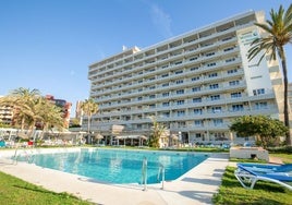 Este mítico hotel de Málaga cumple 50 años y acaba de ganar una estrella: tiene piscina, pista de tenis y está a pie de playa