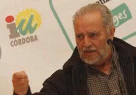Foto de archivo, Julio Anguita en un mitin de IU