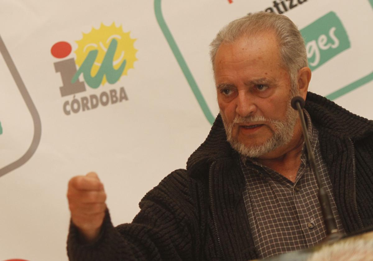 Foto de archivo, Julio Anguita en un mitin de IU