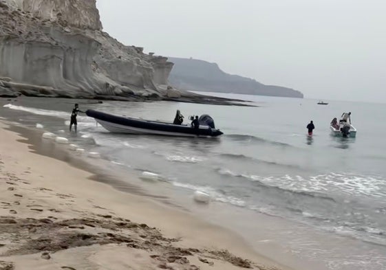 Los bañistas se sorprendieron con la llegada de la patera en Cala de Enmedio en Níjar