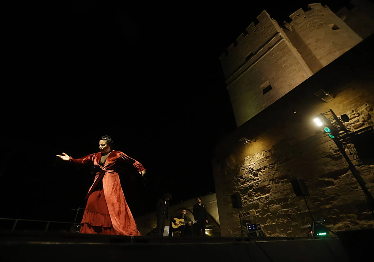 Imagen de una de las actuaciones de la edición de 2024 de la Noche Blanca del Flamenco de Córdoba, junto a la Torre de la Calahorra