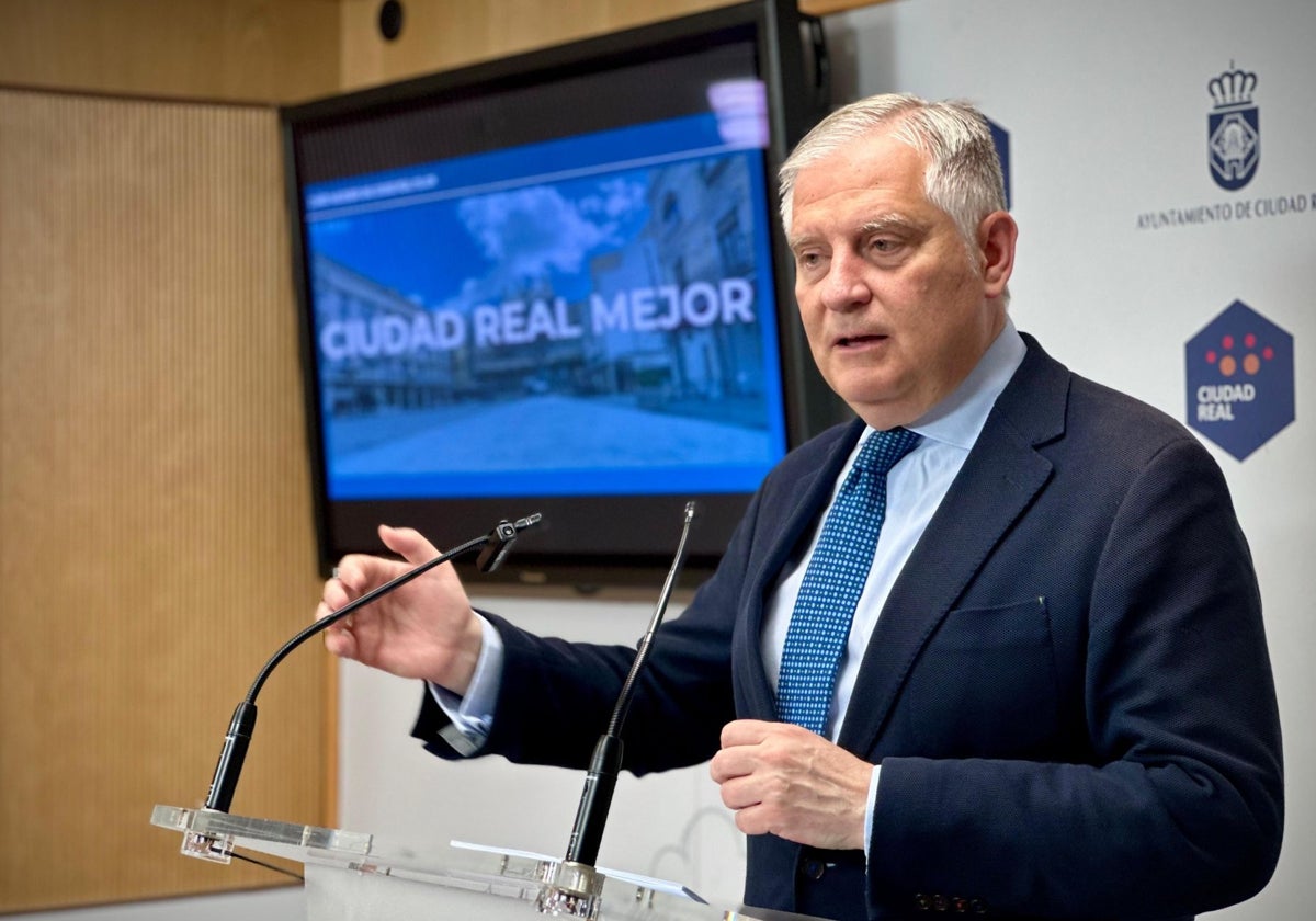 Francisco Cañizares durante la rueda de prensa ofrecida en el ayuntamiento de Ciudad Real