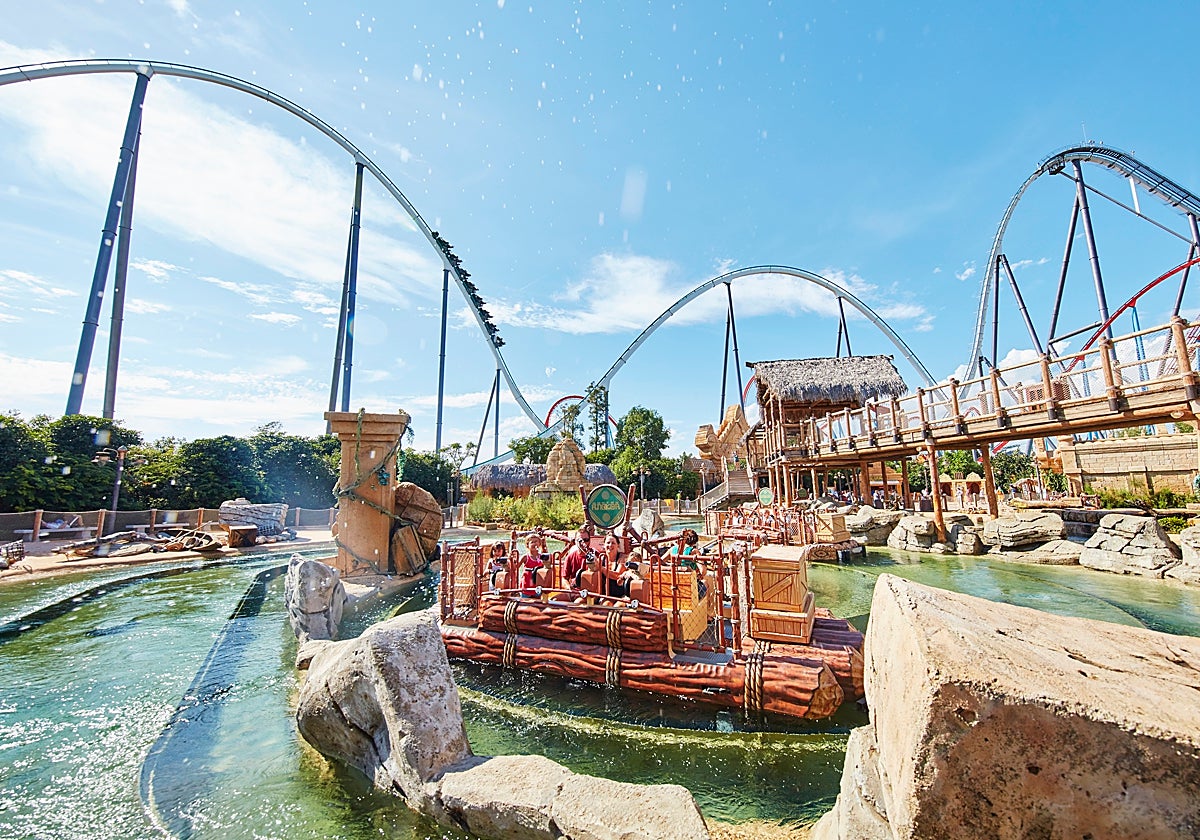 La atracción acuática 'Angkor' en China, PortAventura Park, con 'Shambhala' en el fondo