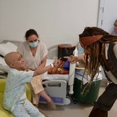 Johnny Depp sorprende como Jack Sparrow en el Hospital Infantil Niño Jesús