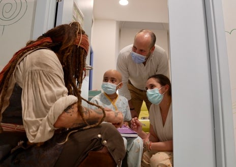 Imagen secundaria 1 - Johnny Depp sorprende como el pirata Jack Sparrow a los pequeños pacientes del Hospital Infantil Niño Jesús