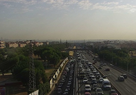 Arde un coche en plena A-42 a la altura de Getafe y genera más de tres kilómetros de retenciones