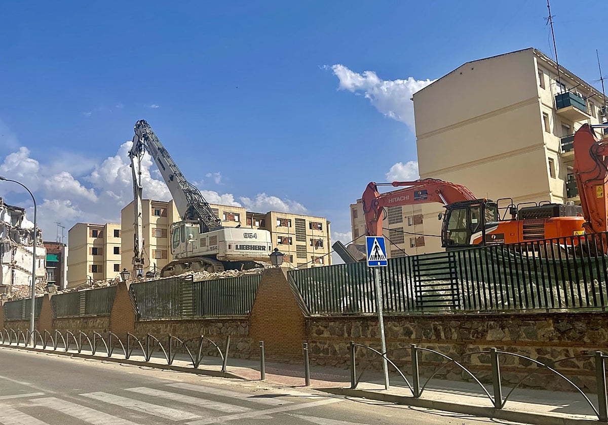Máquinas trabajando en el terreno