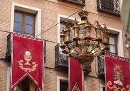 El farol luce desde principios de semana en las Cuatro Calles, en pleno recorrido procesional