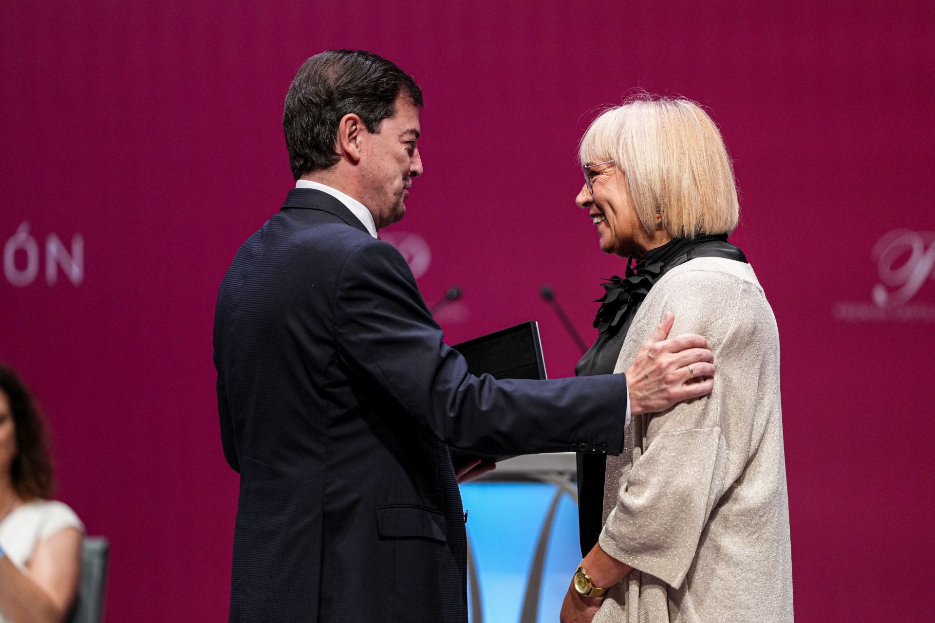 La madre de la astronauta leonesa recoge el Premio de Ciencias Sociales y Humanidades en nombre de Sara García y Pablo Álvarez