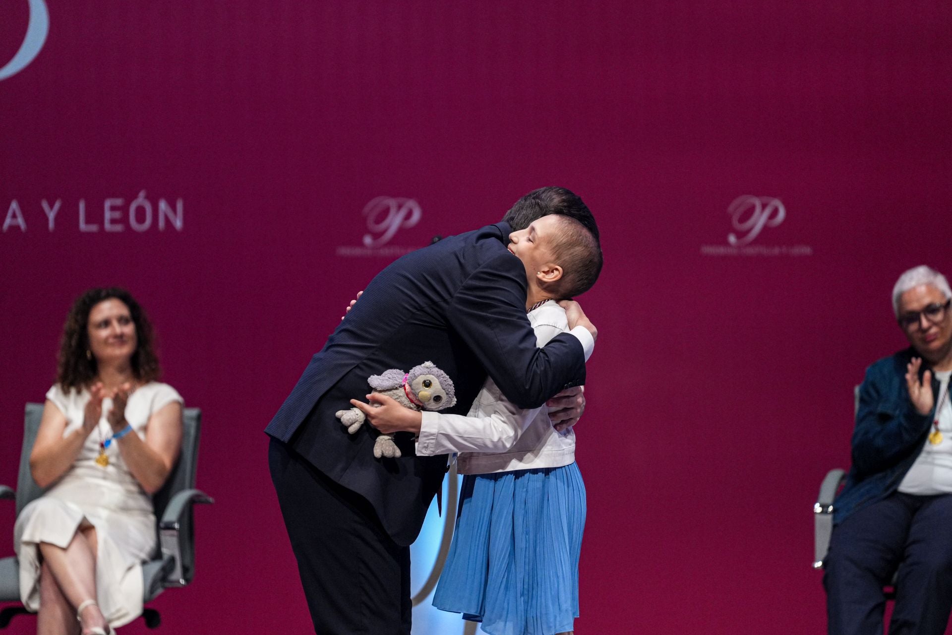 La pequeña María Caamaño recibe el Premio Valores Humanos y Sociales de manos del presidente de la Junta