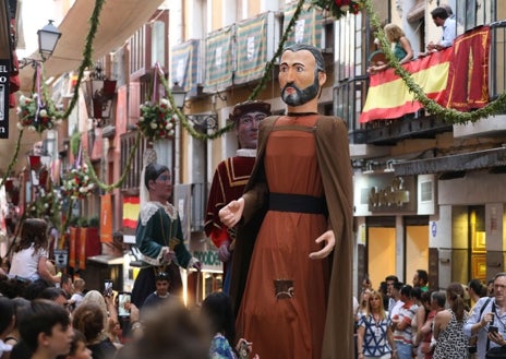 Imagen secundaria 1 - Los gigantones acompañan un año más a la célebre Tarasca