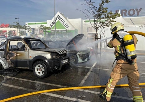 Imagen secundaria 1 - Los Bomberos del Ayuntamiento de Toledo sofocan las llamas