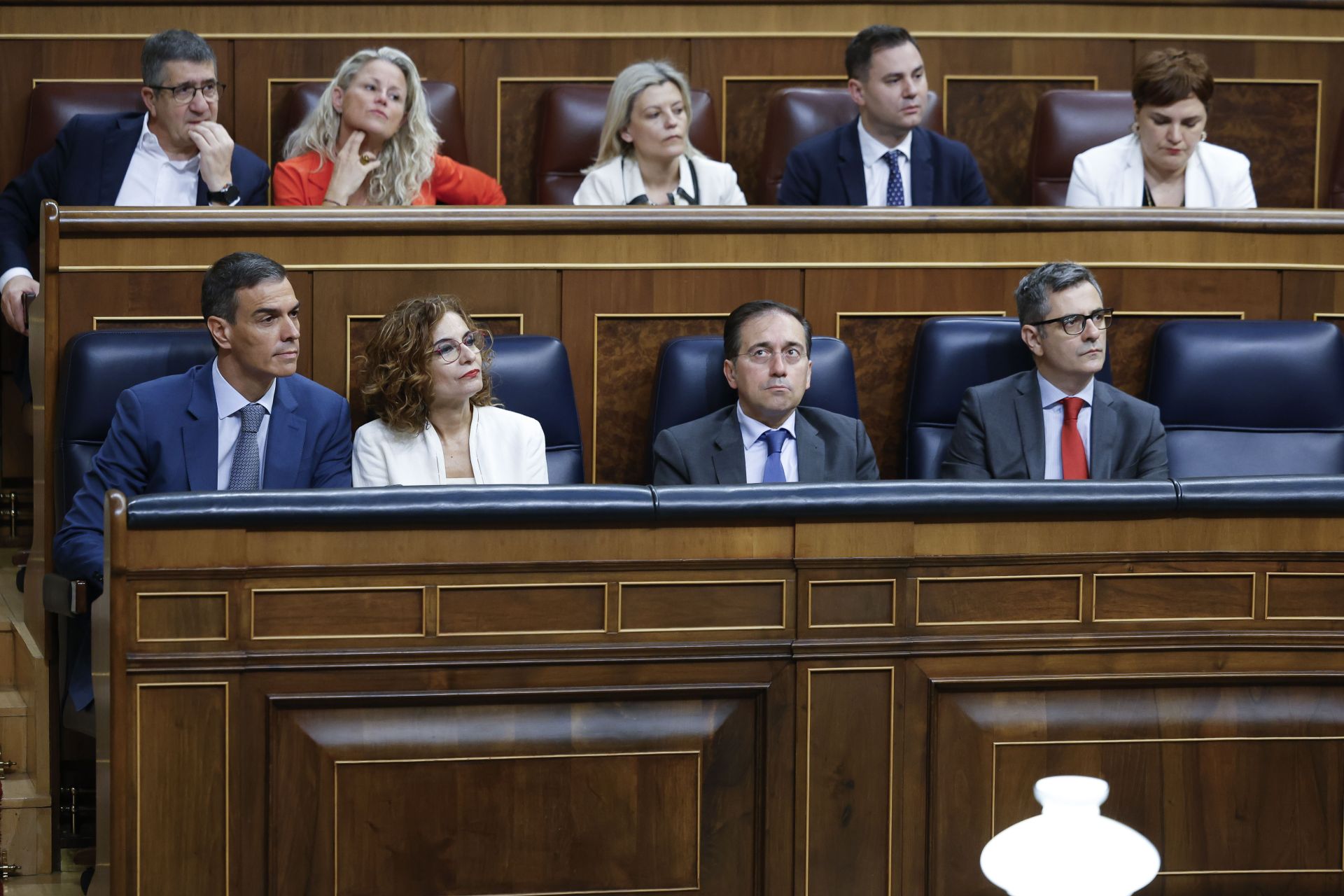 Rostros serios en la bancada socialista