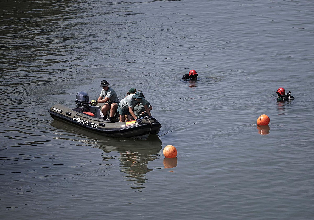 Imagen de la búsqueda de la Guradia Civil a una de las personas desaparecidas por la dana