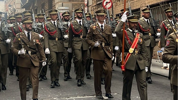 Aplausos y vivas a España en Toledo  durante el desfile militar del Corpus