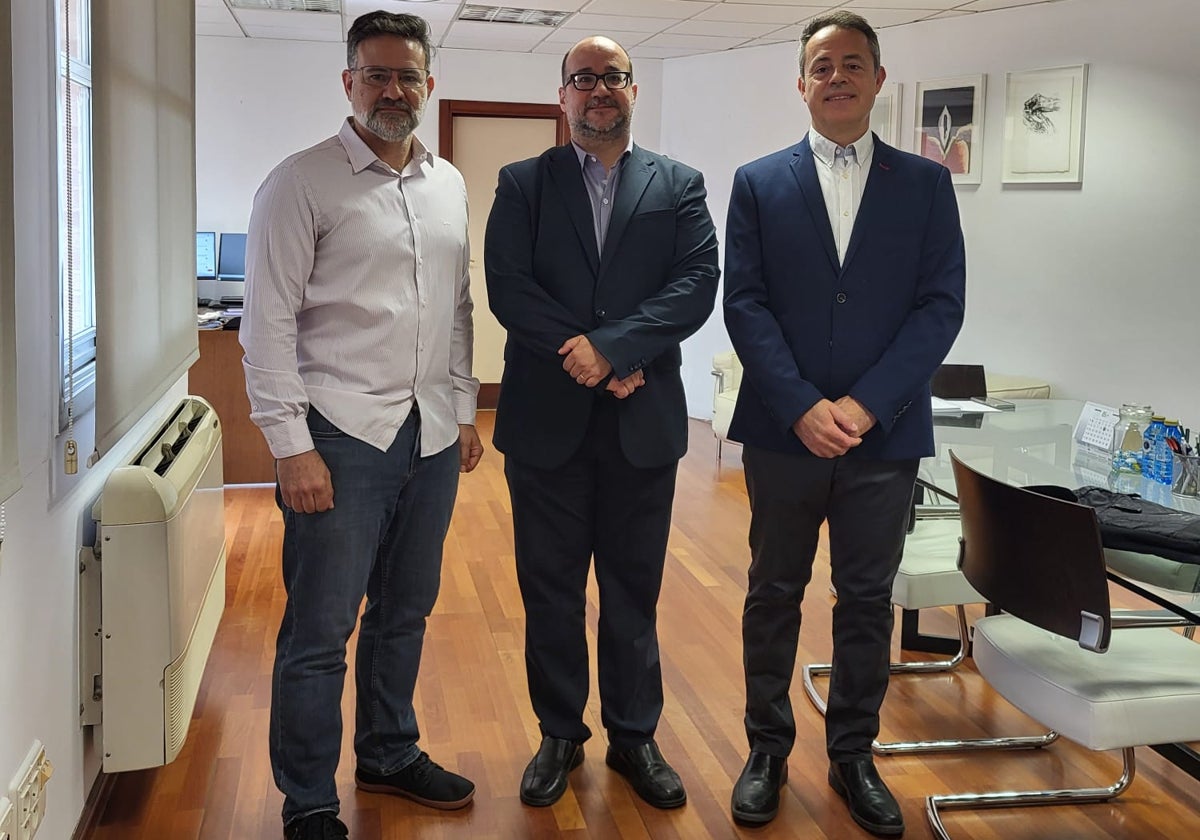 Representantes de Escuela de Todos y el director general de Ordenación