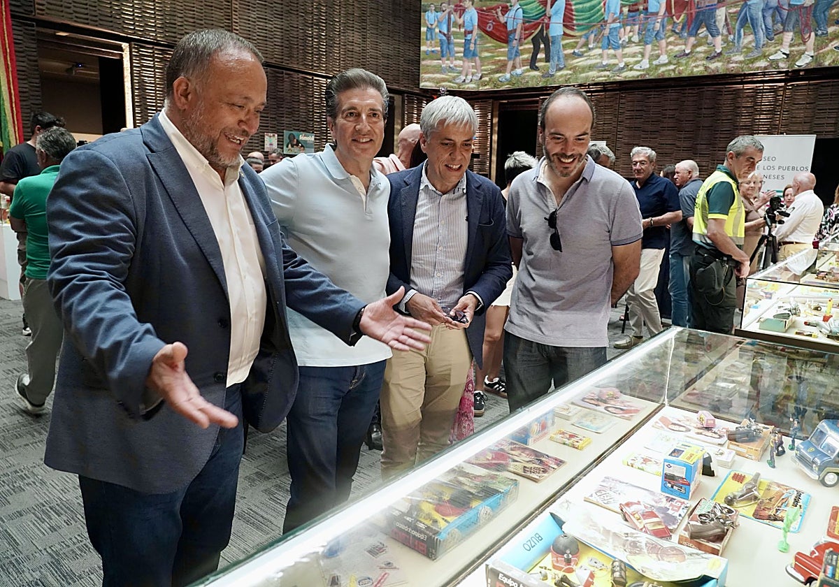 El presidente de la Diputación de León, Gerardo Álvarez Courel, inaugura, junto al delegado territorial de la Junta, Eduardo Diego, la exposición 'Un viaje nostálgico'