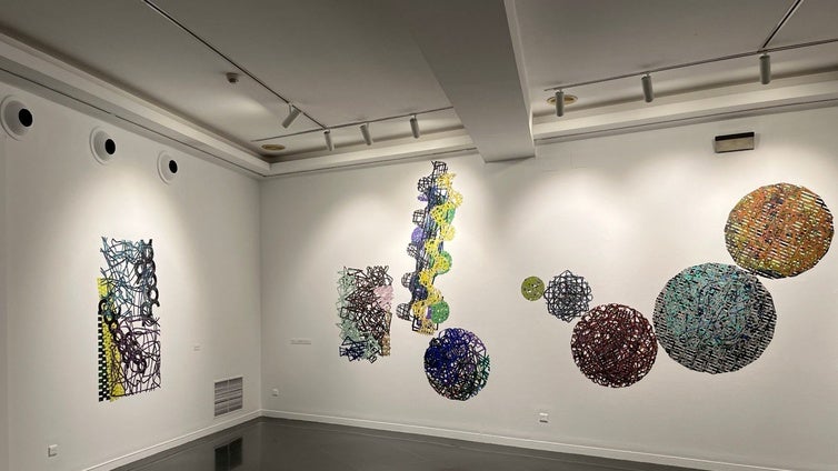 La obra de José María Báez llena la Sala Vimcorsa de Córdoba de curvas y rectas que interpelan al espectador