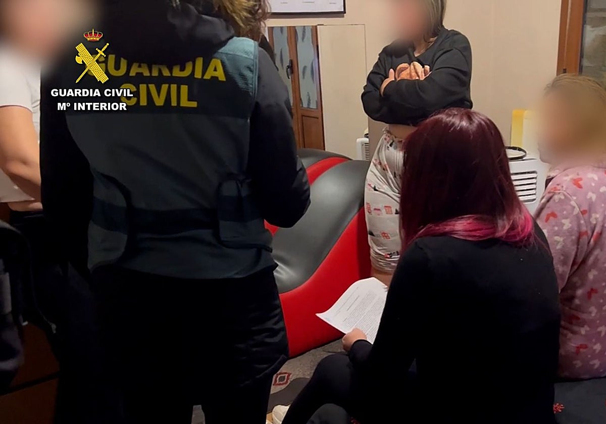 Agentes de la Guardia Civil durante el desarrollo de la operación Bildaketa