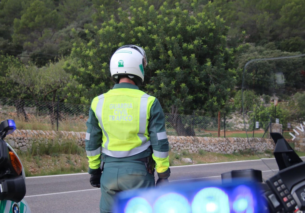 Un agente de la Guardia Civil de Tráfico de espaldas en una imagen de archivo