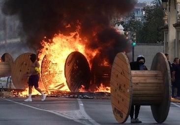 Los trabajadores del metal cortan las carreteras con barricadas