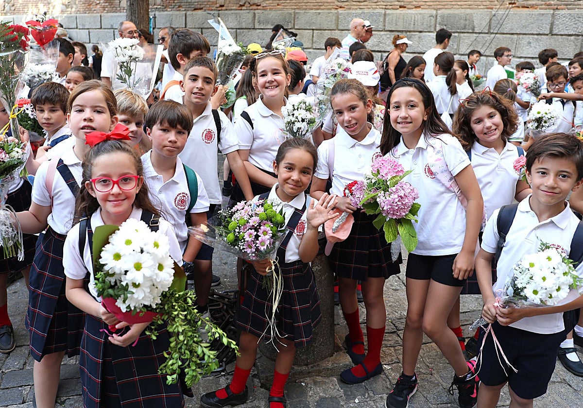 Algunos de los alumnos que han participado en la ofrenda floral del Corpus en la plaza del Ayuntamiento