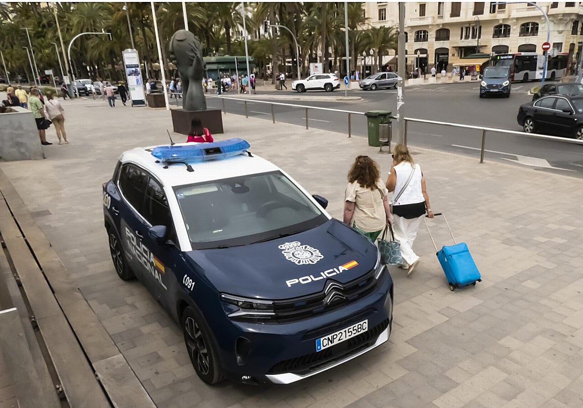 Un coche patrulla de la Policía Nacional en una calle de Alicante