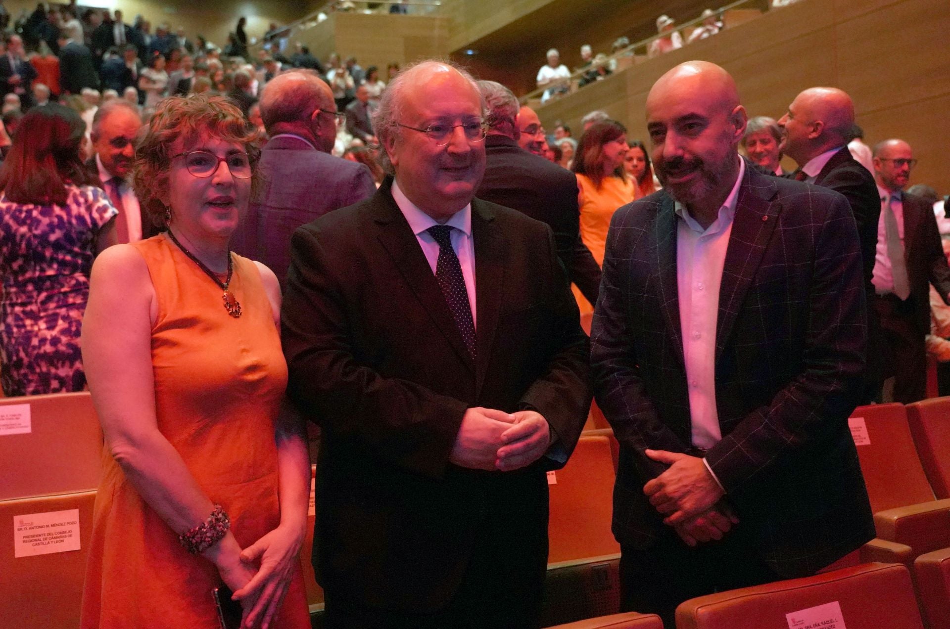 El presidente del CES, Enrique Cabero, flanqueado por los dirigentes regionales de CCOO, Ana Fernández de los Muros, y UGT, Óscar Lobo