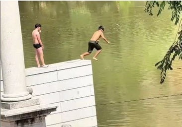 Jóvenes bañándose en el río Tajo la semana pasada