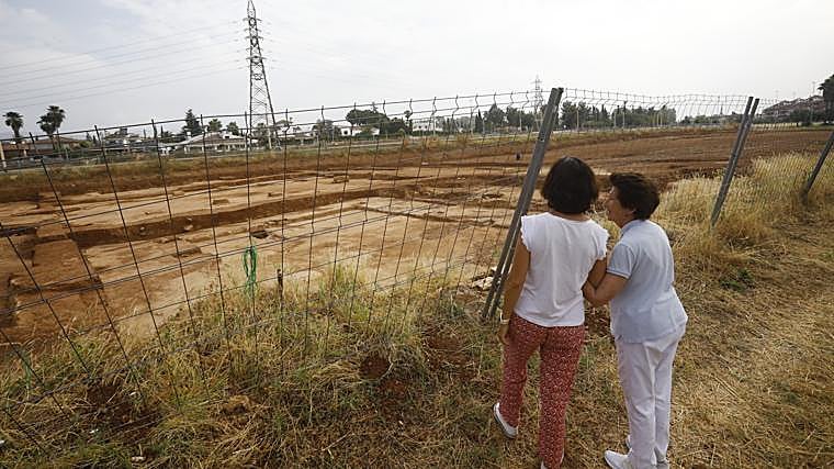 Dos mujeres observan los restos hallados en la huella de la Ronda Norte