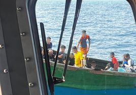 Rescatado un cayuco con 14 migrantes y al menor cinco menores al sur de Gran Canaria