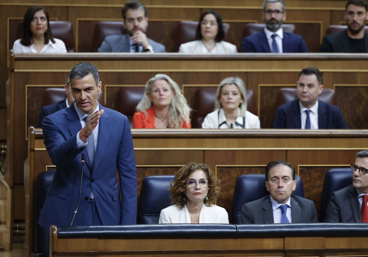 El presidente del Gobierno, Pedro Sánchez, señala al líder de la oposición, Alberto Núñez Feijóo, en la sesión de control del Congreso