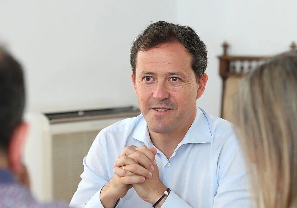 Velázquez, tras las declaraciones de Page: «Es hora de que los diputados del PSOE digan basta ya»