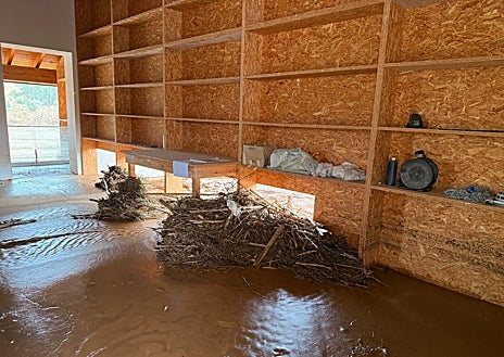 Imagen secundaria 1 - Horas cruciales para el futuro de uno de los yacimientos más importantes de Aragón: limpian de barro, agua y troncos los mosaicos de La Malena