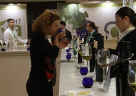 Una mujer participa en una cata de aceite de oliva virgen extra