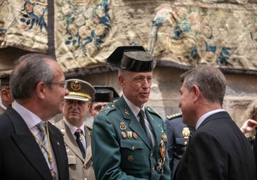 El presidente autonómico saluda a Francisco Javier Vélez, responsable de la Guardia Civil en la región