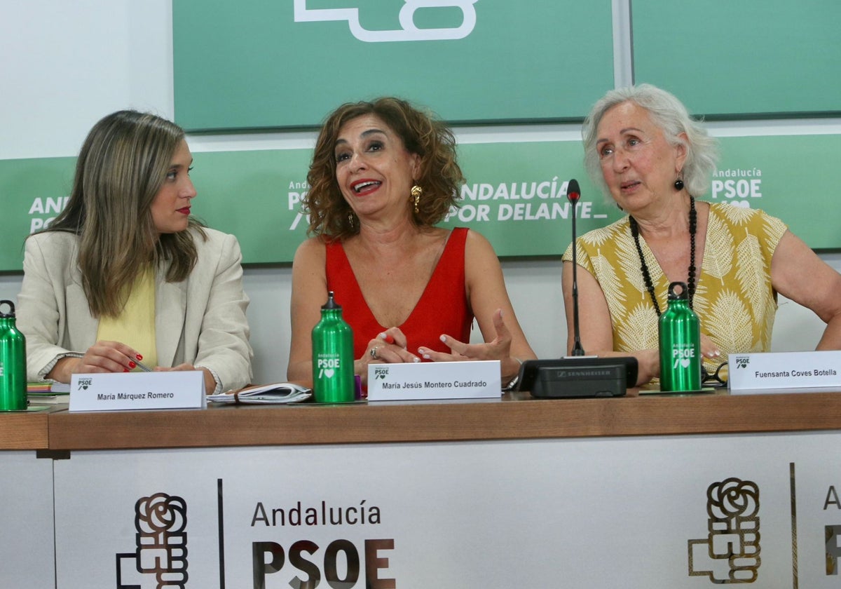 María Jesús Montero, entre María Márquez y Fuensanta Coves