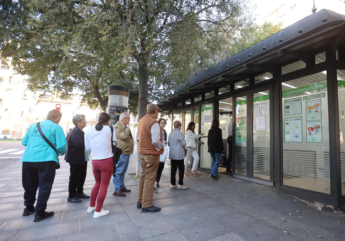 Varias personas hacen cola ante la Oficina de Atención al Cliente de Aucorsa, en una imagen de archivo