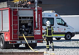 Cinco afectados por inhalación de humo en el incendio de una nave industrial cerca de Granada