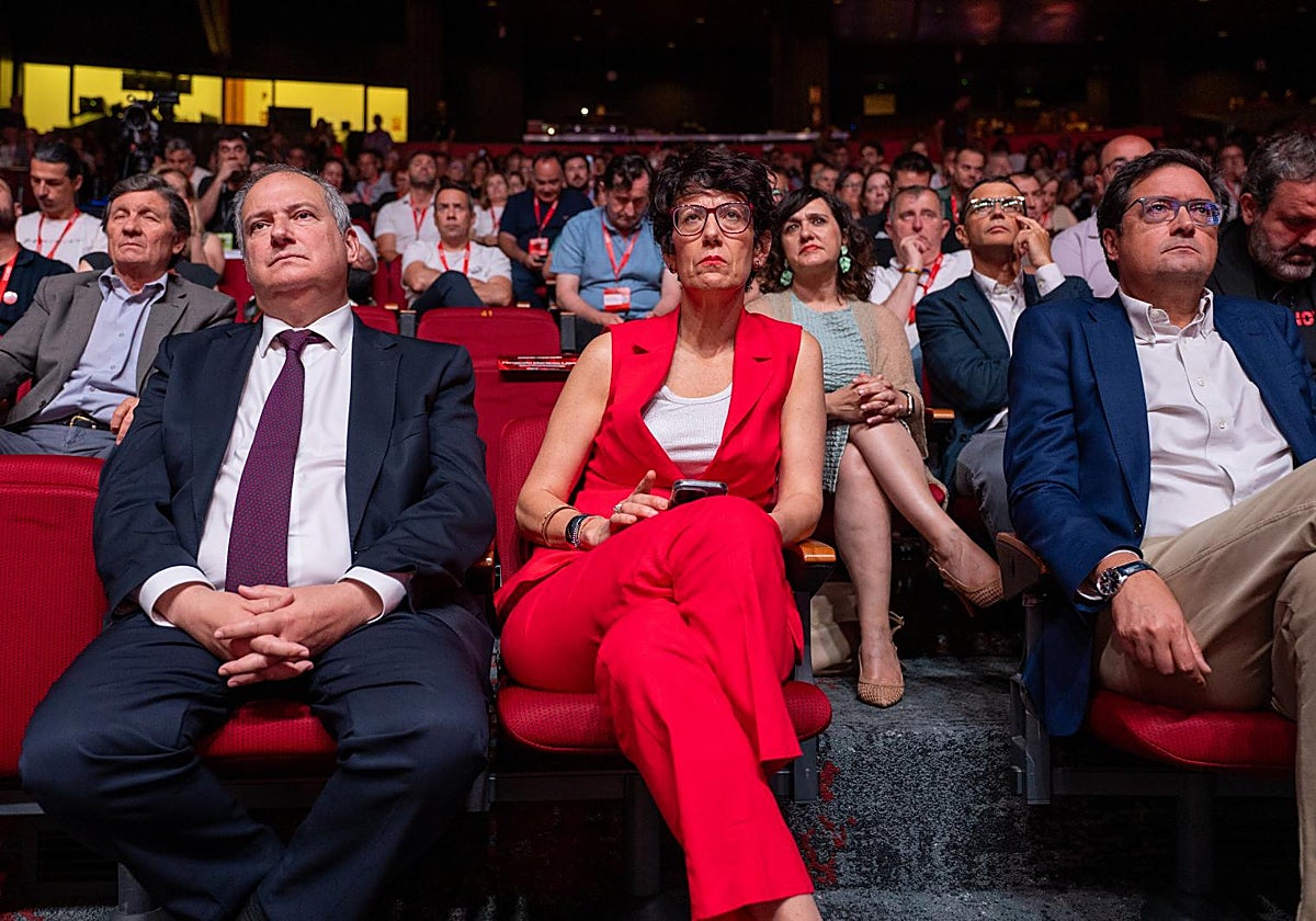 En el centro de la imagen, la ministra de Inclusión, Seguridad Social y Migraciones, Elma Saiz