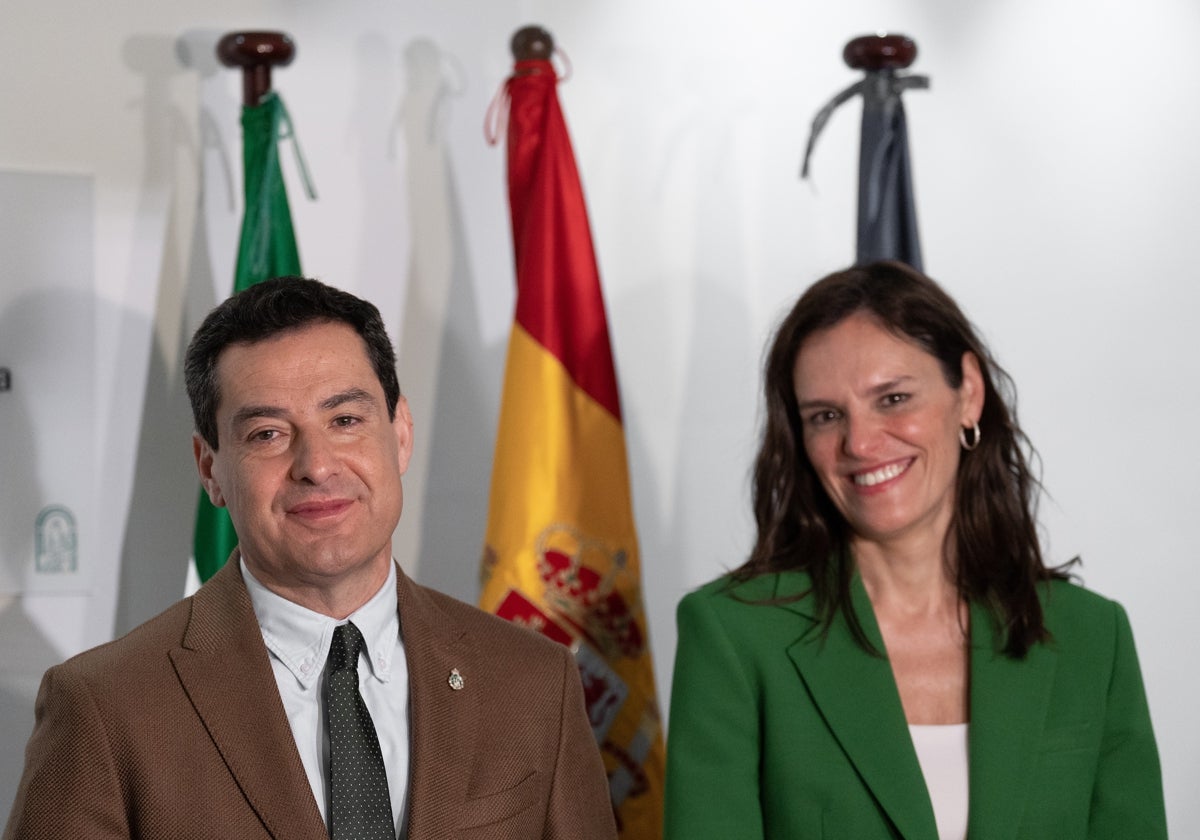 Esperanza García, junto al presidente de la Junta