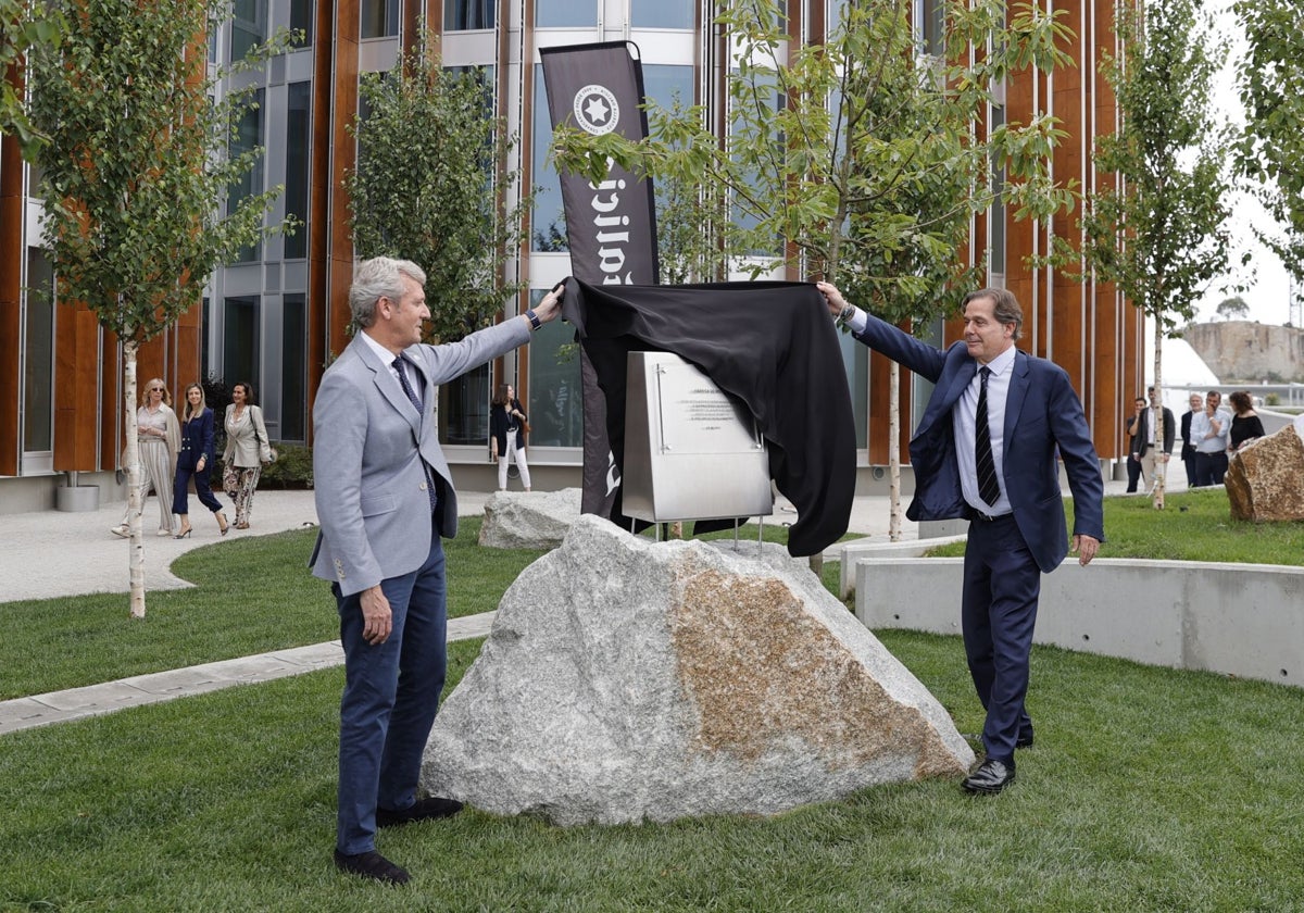 Alfonso Rueda (izq.) e Ignacio Rivera (der.) durante la inauguración de la fábrica en Arteixo