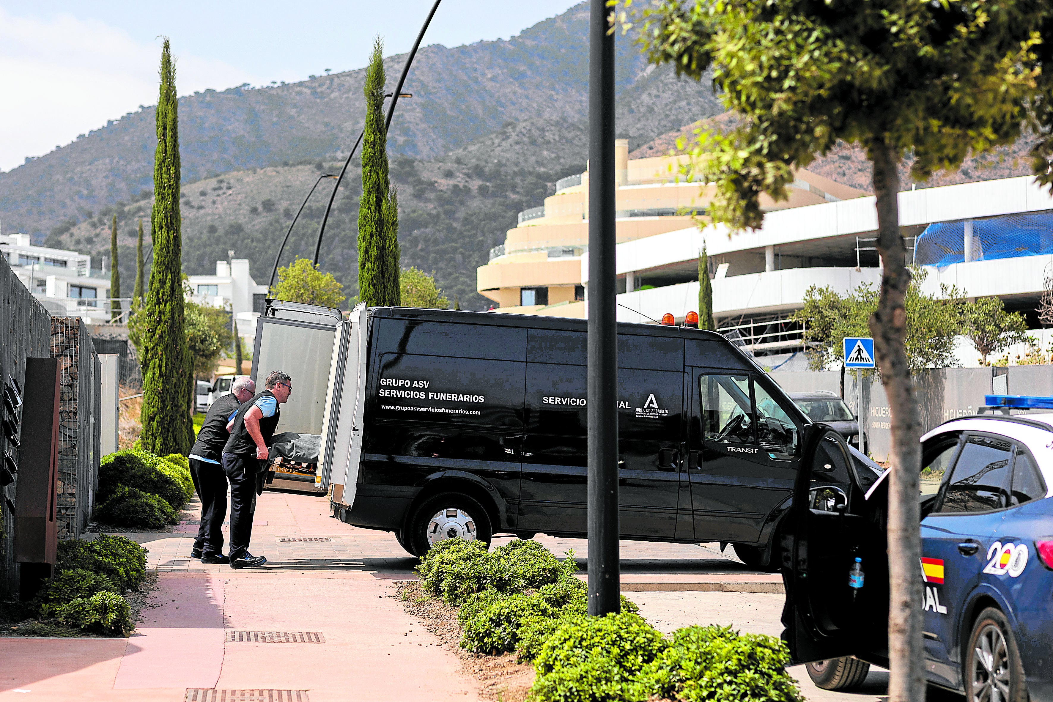 Levantamiento de los cadáveres de Zunilda y su esposo en Fuengirola