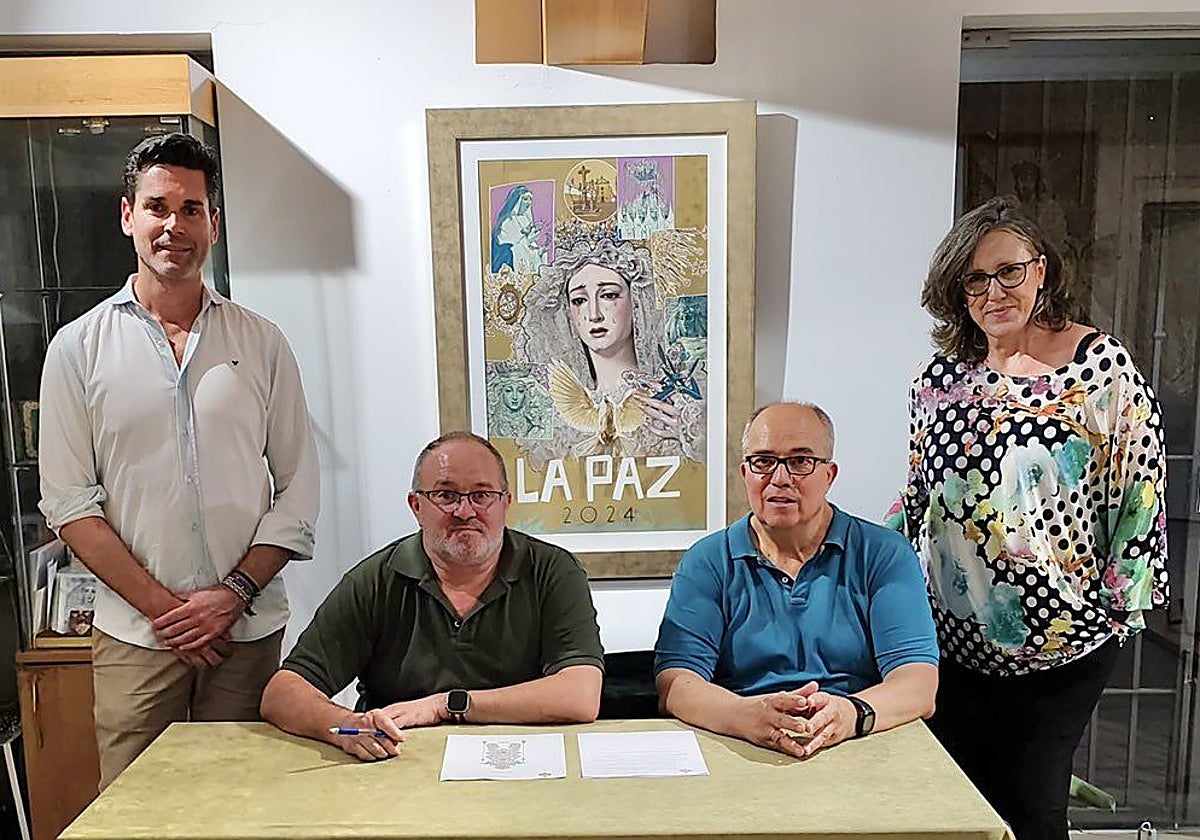 Julio Mifsut y Francisco Pérez Artés, sentados, en la firma del contrato, flanqueados por Cristóbal Rosero y María José Sánchez