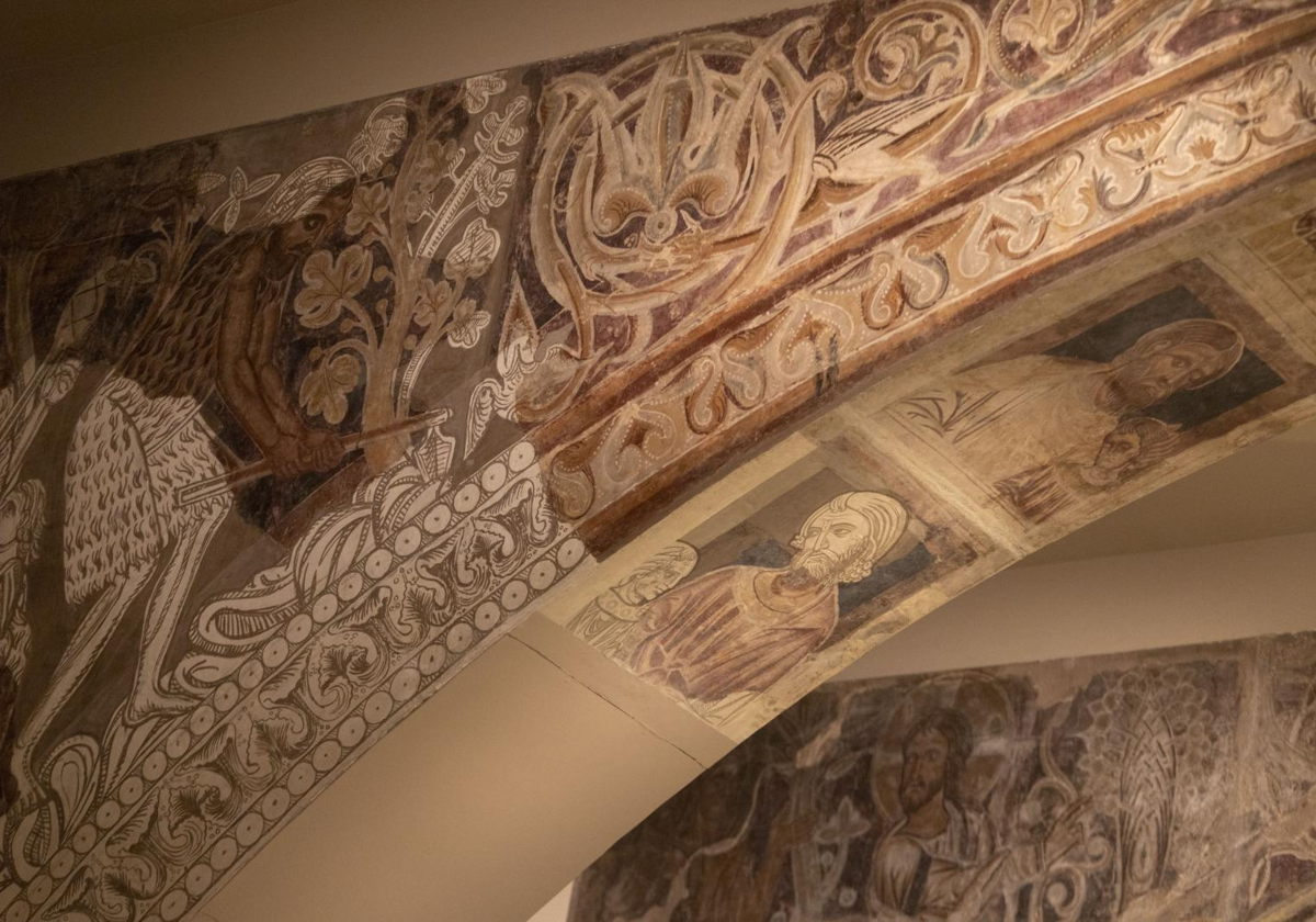 Aspecto de la sala donde el MNAC expone las pinturas murales de la sala capitular de Sijena