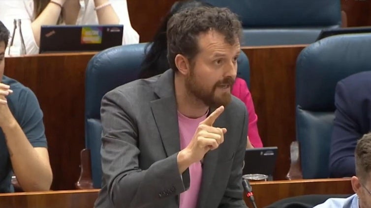 Un diputado de Más Madrid se pone a cantar el 'Monorraíl' de 'Los Simpsons' en plena Asamblea para criticar el GP de Fórmula 1 en IFEMA