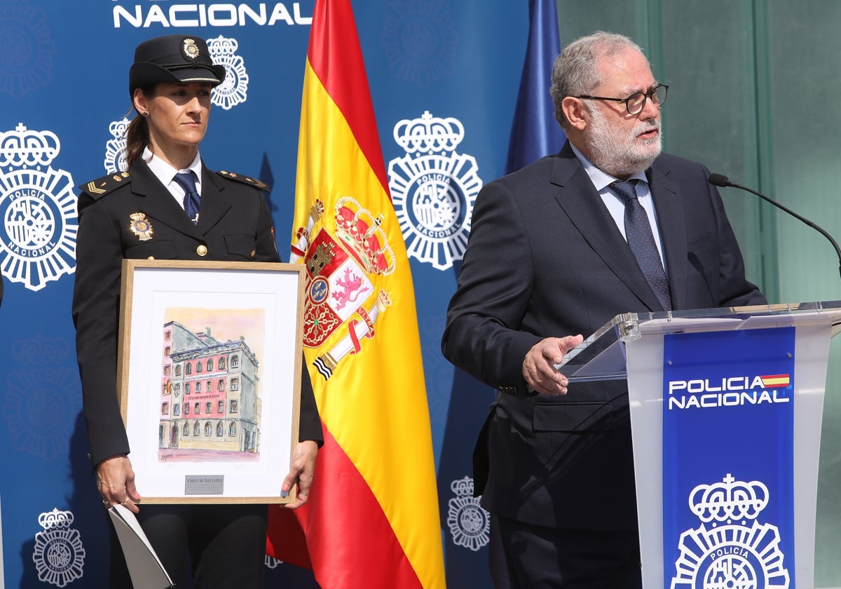 El periodista de ABC, Pablo Muñoz tras recibir reconocimiento de la Policía Nacional