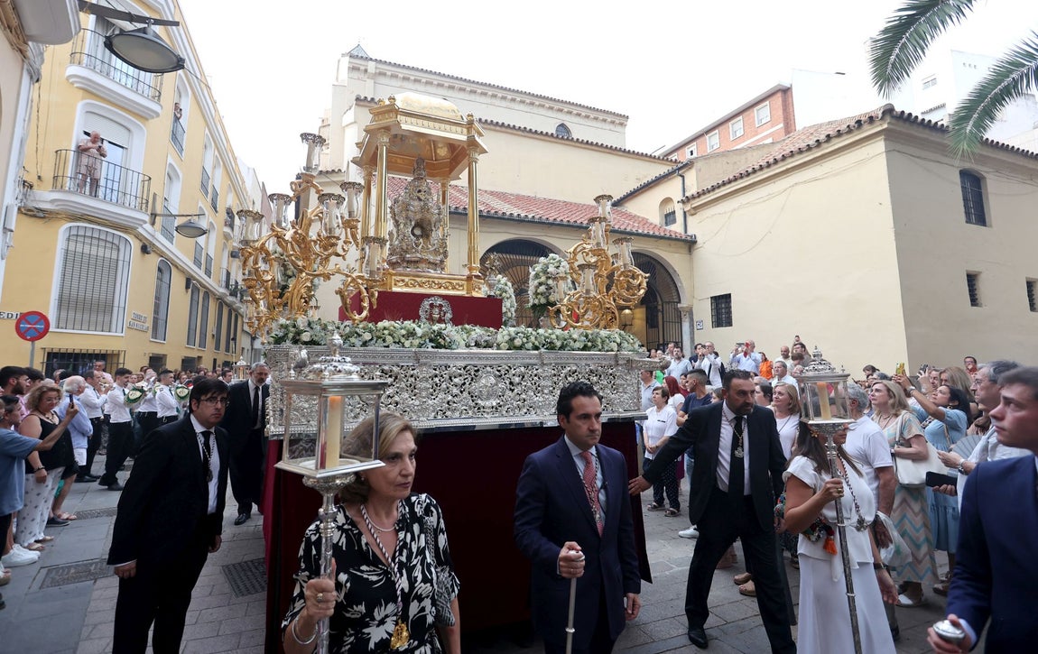 La procesión del Santísimo desde San Nicolás por las calles de Córdoba, en imágenes